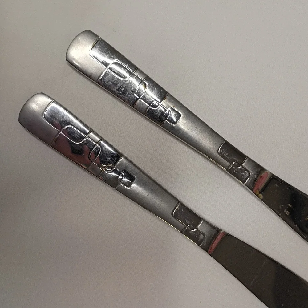 2 Dinner Knives Oneida Quadratic Stainless Flatware 9.5